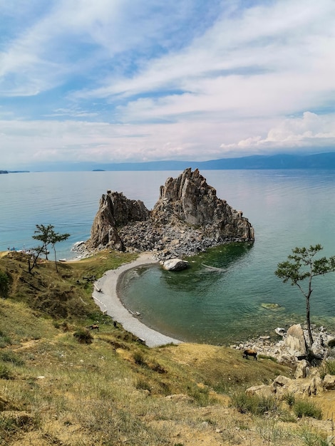 Bellissimo paesaggio del lago Baikal siberiano Vista panoramica della roccia di Shamanka su Olkhon