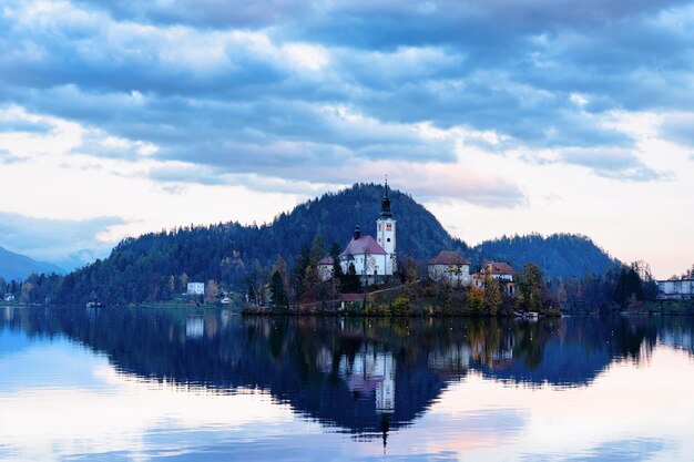 Bellissimo paesaggio del Lago di Bled e della Chiesa in Slovenia. Viaggia in Europa durante il tramonto