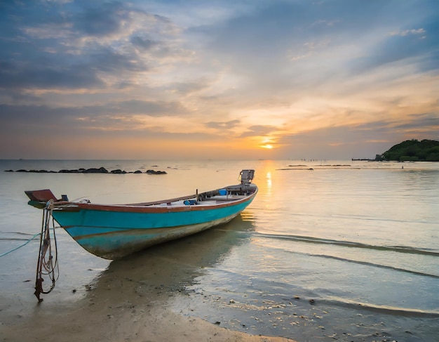 Bellissimo paesaggio del tramonto tramonto sulla spiaggia del mare con una barca a Bangpra beach chonburithailand