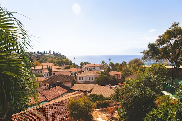 Bellissimo paesaggio della città vecchia di Antalya in una soleggiata giornata autunnale