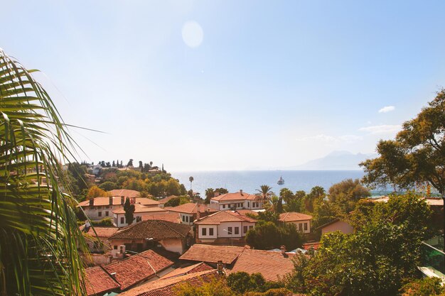 Bellissimo paesaggio della città vecchia di Antalya nella soleggiata giornata autunnale.