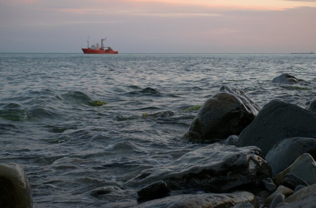 Bellissimo paesaggio della costa serale Mar NeroTramonto rosaCosta rocciosaMare senza fine