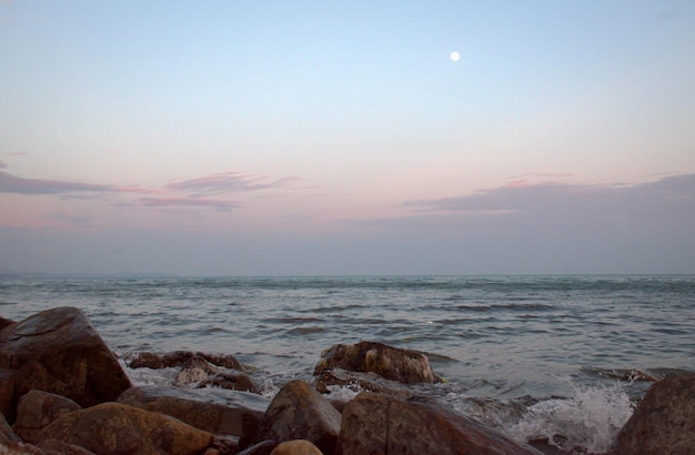 Bellissimo paesaggio della costa serale Mar NeroTramonto rosaCosta rocciosaMare senza fine