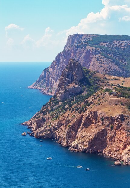 Bellissimo paesaggio della Crimea con montagna e mare