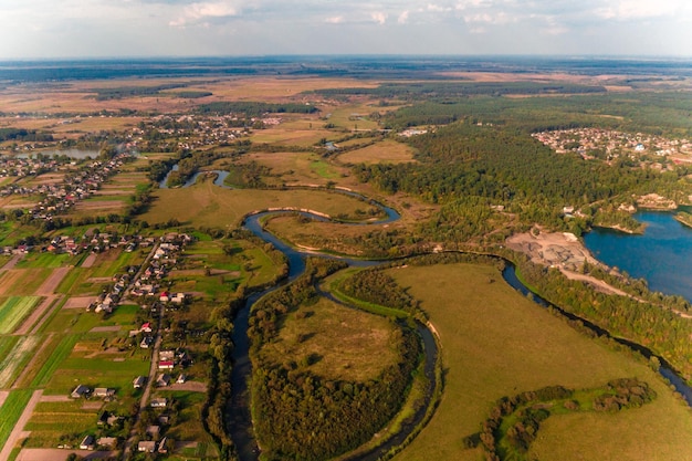 Bellissimo paesaggio della pianura europea con campi e un fiume serpeggiante