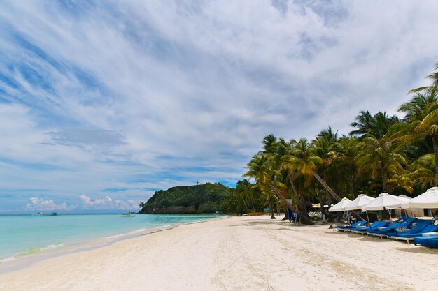 Bellissimo paesaggio della spiaggia tropicale sull'isola di Boracay, Filippine. Palme da cocco, mare, barca a vela e sabbia bianca. Vista della natura. Concetto di vacanza estiva.