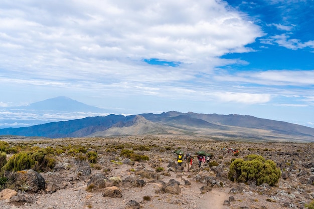 Bellissimo paesaggio della Tanzania e del Kenya dal monte Kilimanjaro. Rocce, cespugli e terreno vulcanico vuoto intorno al vulcano Kilimanjaro.