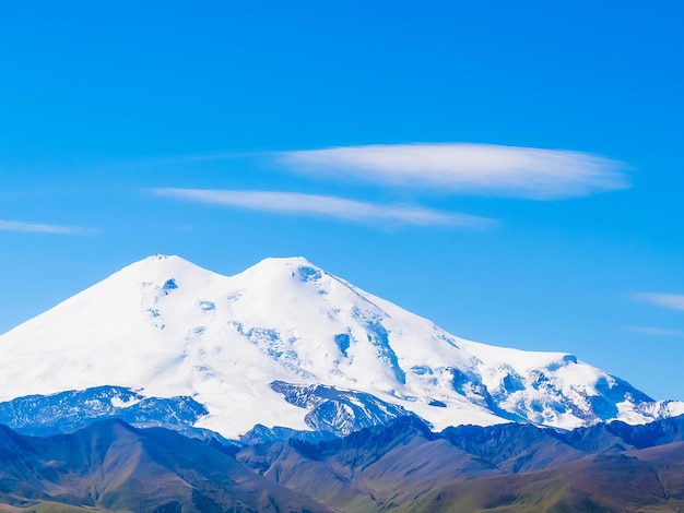 Bellissimo paesaggio delle montagne caucasiche elbrus