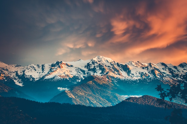 Bellissimo paesaggio delle montagne rocciose