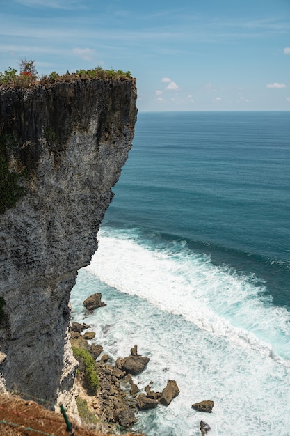 Bellissimo paesaggio delle onde dell'oceano che si infrangono contro la costa rocciosa stock photo