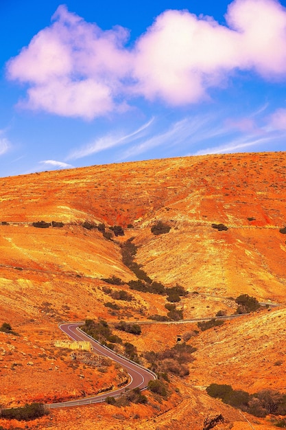 Bellissimo paesaggio desertico vulcanico Carta da parati tropicale Concetto di viaggio Isole Canarie Fuerteventura