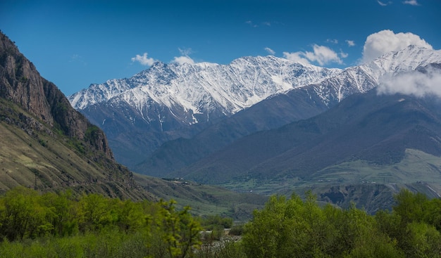 bellissimo paesaggio di alta montagna in Georgia