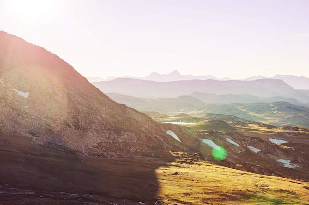 Bellissimo paesaggio di Beartooth Pass. Shoshone National Forest, Wyoming, Stati Uniti d'America. Scena dell'alba.