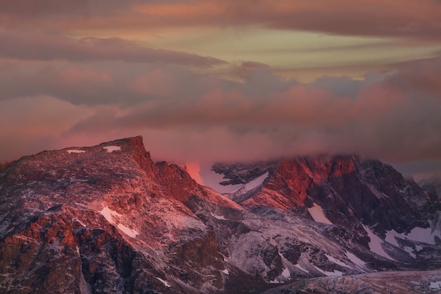 Bellissimo paesaggio di Beartooth Pass. Shoshone National Forest, Wyoming, Stati Uniti. Scena di alba.