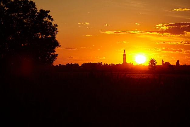 Bellissimo paesaggio di campagna nel nord Italia al tramonto