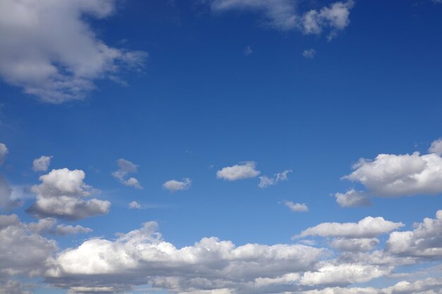 Bellissimo paesaggio di cielo calmo con nuvole bianche chiare alte nella stratosfera in una giornata di sole