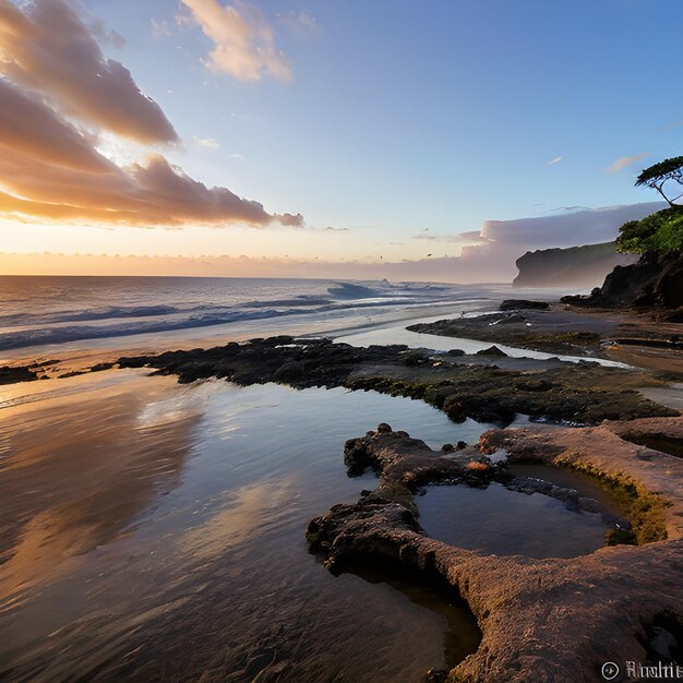 bellissimo paesaggio di formazioni rocciose vicino al mare a Queens Bath Kauai Hawaii al tramonto