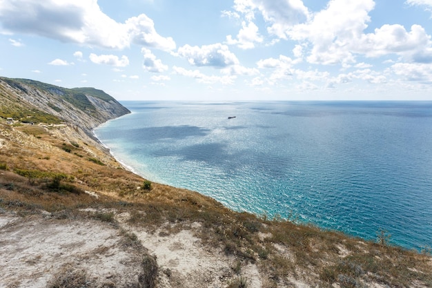 Bellissimo paesaggio di mare blu della costa alta e soffici nuvole La costa del Mar Nero Anapa
