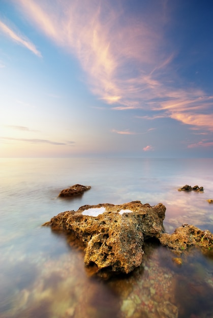 Bellissimo paesaggio di mare durante il tramonto