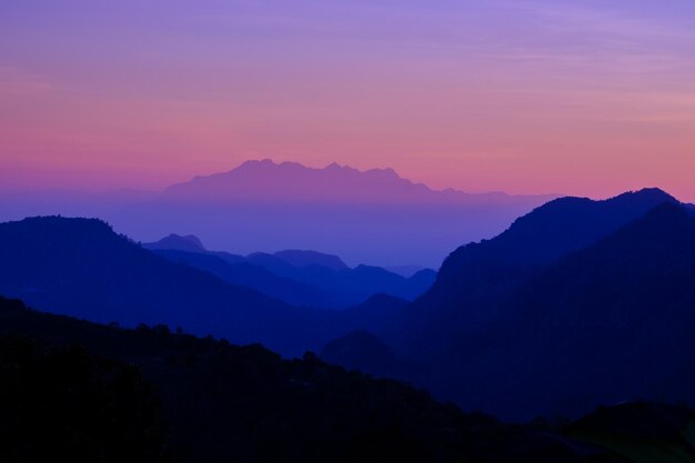 Bellissimo paesaggio di montagna al tramonto al punto di vista Monson Doi AngKhang Chaingmai Thailandia