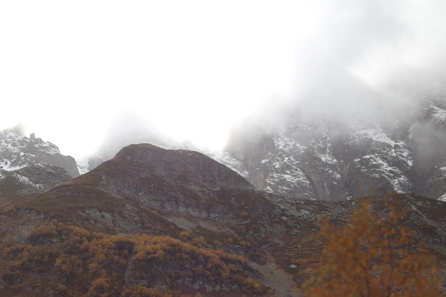 Bellissimo paesaggio di montagna Autunno Dombai Karachay Cherkessia