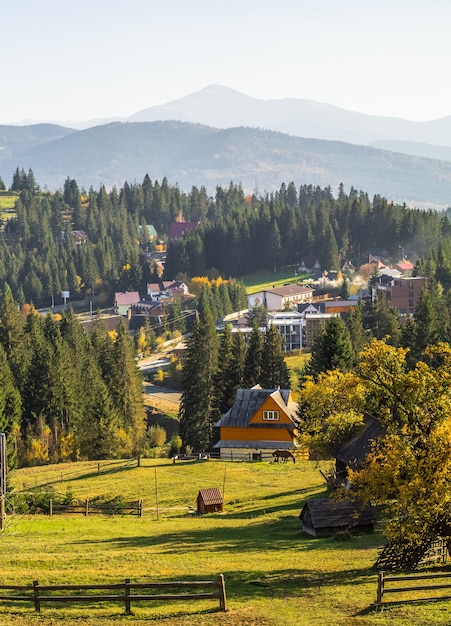 Bellissimo paesaggio di montagna con case