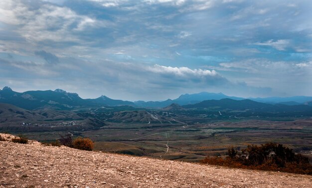 Bellissimo paesaggio di montagna con il mare all'orizzonte