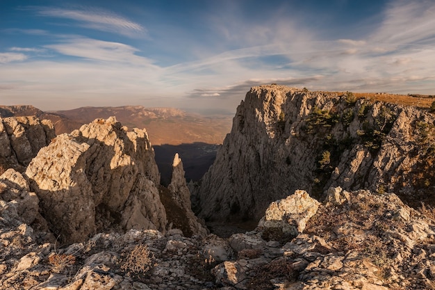 Bellissimo paesaggio di montagna con le nuvole