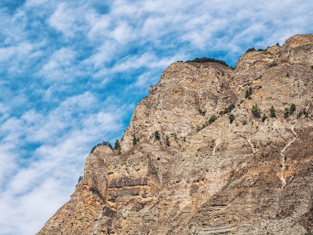 Bellissimo paesaggio di montagna con rocce arrotondate rosse. Grande formazione rocciosa, diverse formazioni rocciose e strati di terreno. Altopiano di montagna lontano.