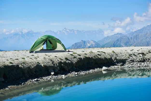 Bellissimo paesaggio di montagna con tenda da campo