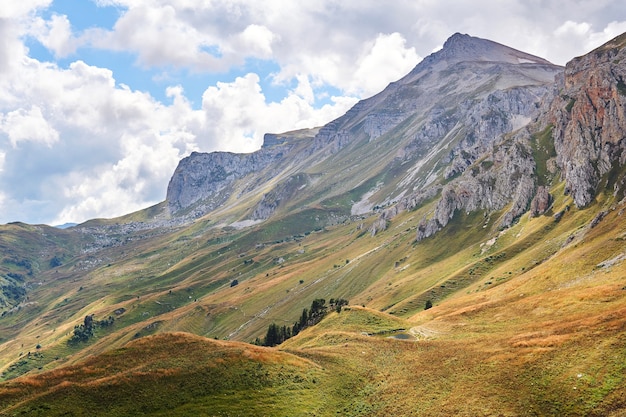 Bellissimo paesaggio di montagna con una cresta rocciosa nella foschia atmosferica in lontananza