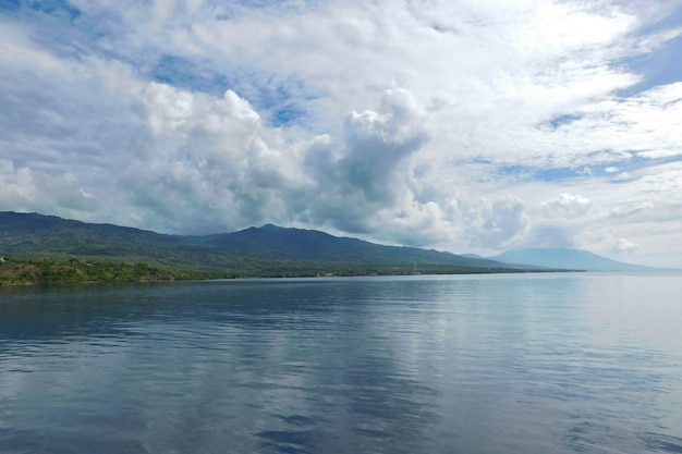 Bellissimo paesaggio di montagna e mare