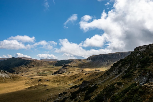 Bellissimo paesaggio di montagna e nuvole sul cielo, Romania.