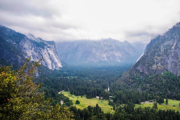 Bellissimo paesaggio di montagna e valle al Parco Nazionale di Yosemite