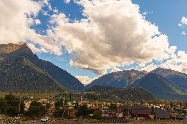 Bellissimo paesaggio di montagna, foresta e nuvole