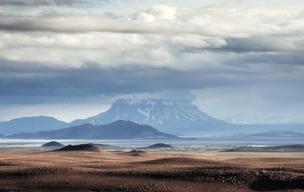 Bellissimo paesaggio di montagna in Islanda con vulcano