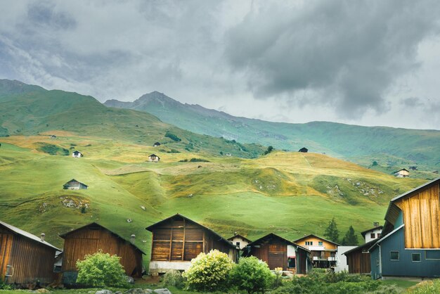 Bellissimo paesaggio di montagna in Svizzera Chalet alpini