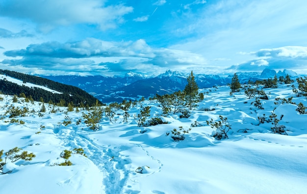 Bellissimo paesaggio di montagna invernale con sentiero. (Corno del Renon, Italia)