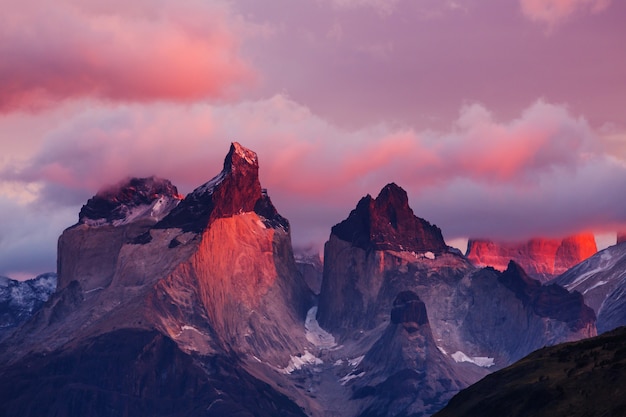 Bellissimo paesaggio di montagna nel Parco Nazionale Torres del Paine, Cile