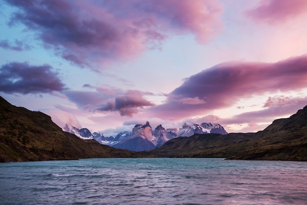 Bellissimo paesaggio di montagna nel Parco Nazionale Torres del Paine, Cile