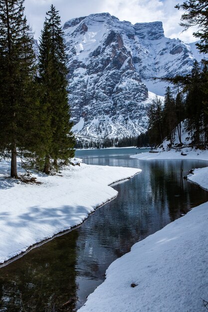 Bellissimo paesaggio di montagna nelle Alpi italiane.