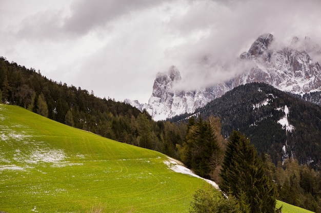 Bellissimo paesaggio di montagna nelle Alpi italiane.