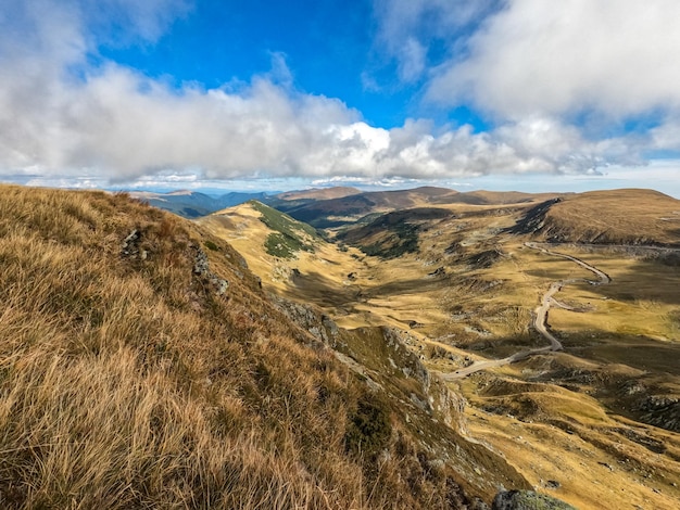 Bellissimo paesaggio di montagna nelle montagne dei Carpazi della Romania.