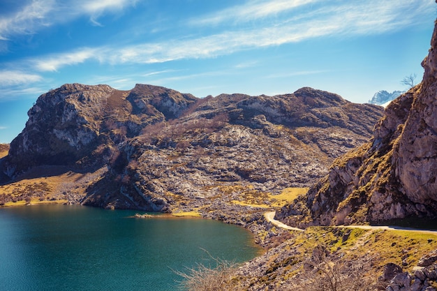 Bellissimo paesaggio di montagna Picchi d'Europa Parco Nazionale Picos de Europa Un lago glaciale Enol Asturias Spagna