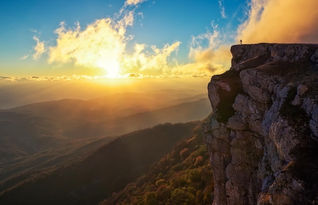 Bellissimo paesaggio di montagna. Riprese in autunno al tramonto. Escursione mattutina per buoni scatti.