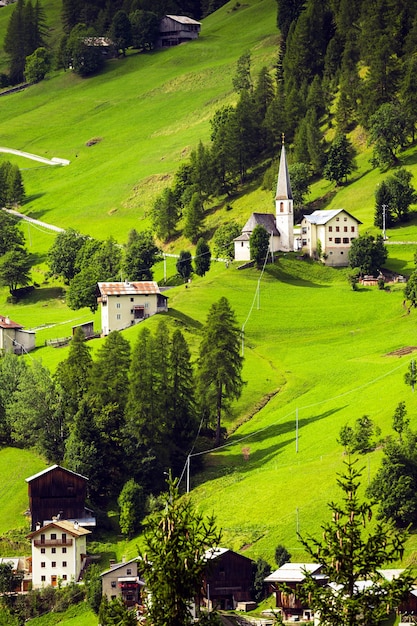 Bellissimo paesaggio di montagna. vista di un piccolo villaggio italiano situato sul pendio delle montagne. Dolomiti, Italia