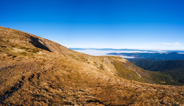 Bellissimo paesaggio di montagne dall'alto