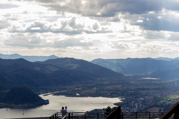 bellissimo paesaggio di montagne e cielo nuvoloso drammatico giornata estiva soleggiata, viaggio, viaggio, vacanza in famiglia