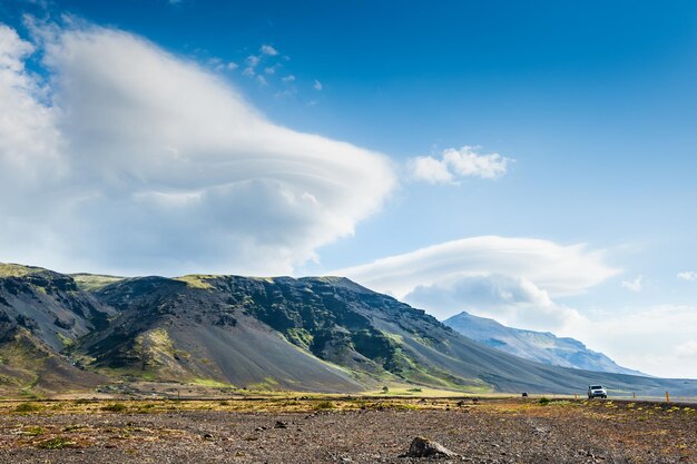 Bellissimo paesaggio di montagne e nuvole, Islanda.