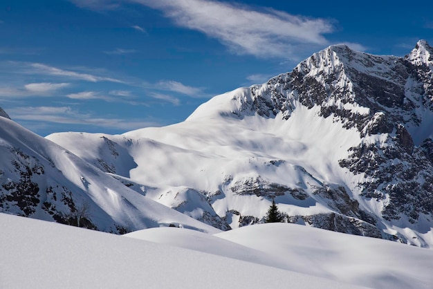 Bellissimo paesaggio di montagne invernali con cielo azzurro chiaro